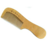 مشط خشب بيد